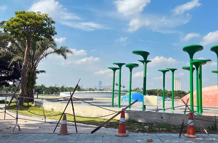 Dây chăng, quây xung quanh các lối ra vào của công viên để người dân không thể vào trong tham quan.