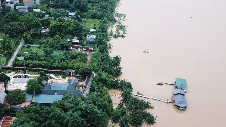 Ghi nhận của phóng viên ngày 16/6/2022, nhiều ô đất dọc bãi bồi ven sông Hồng thuộc tổ 36 Bắc Cầu (phường Ngọc Thụy) đã được một số hộ ngang nhiên triển khai xây dựng nhà kiên cố, nhà tạm nhằm mục đích biến nơi đây thành đất ở lâu dài.