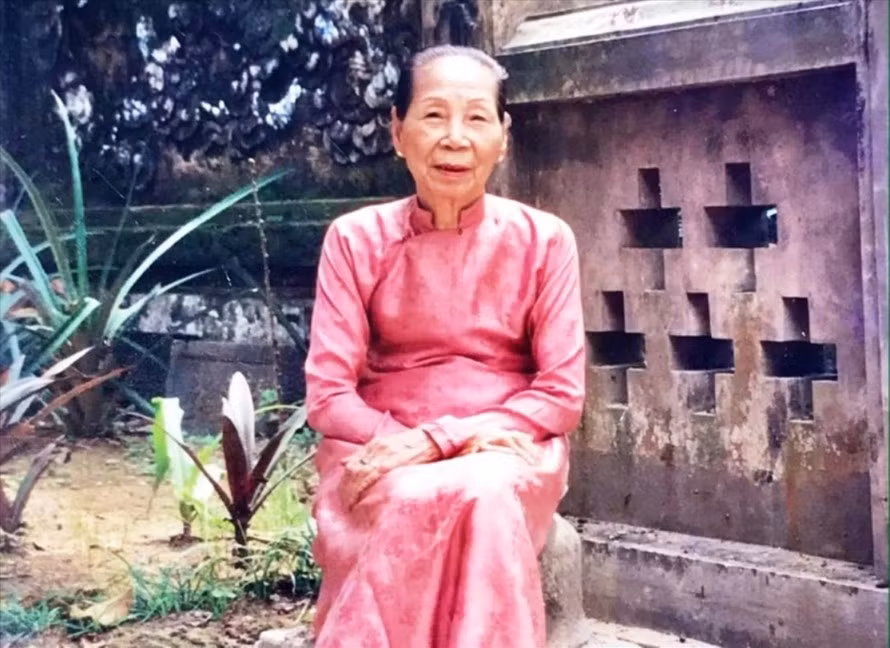 Là nhân chứng lịch sử về nhà Nguyễn - triều đại phong kiến cuối cùng Việt Nam tại Cố đô Huế, bà Lê Thị Dinh am tường nhiều lễ tiết, nghi thức, trang phục, trang điểm, ẩm thực, sinh hoạt chốn Cung đình Huế xưa.