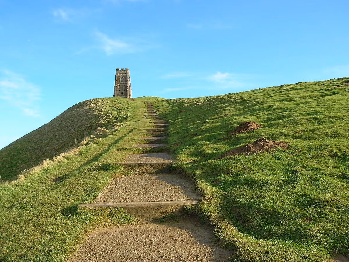 Do vậy, trong nhiều thế kỷ, không ít người tới đồi Glastonbury Tor với hy vọng cánh cổng dẫn tới Avalon mở ra. Khi ấy, họ có thể tận hưởng cuộc sống trẻ mãi không già mà nhiều người khao khát.