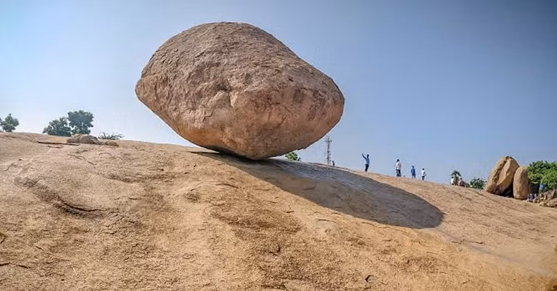 Krishna’s Butterball (viên bơ của thần Krishna) là tảng đá lớn, bí ẩn nằm chênh vênh trên một con dốc tại Mahabalipuram, Ấn Độ nhưng hàng nghìn năm nay chưa bao giờ bị đổ.