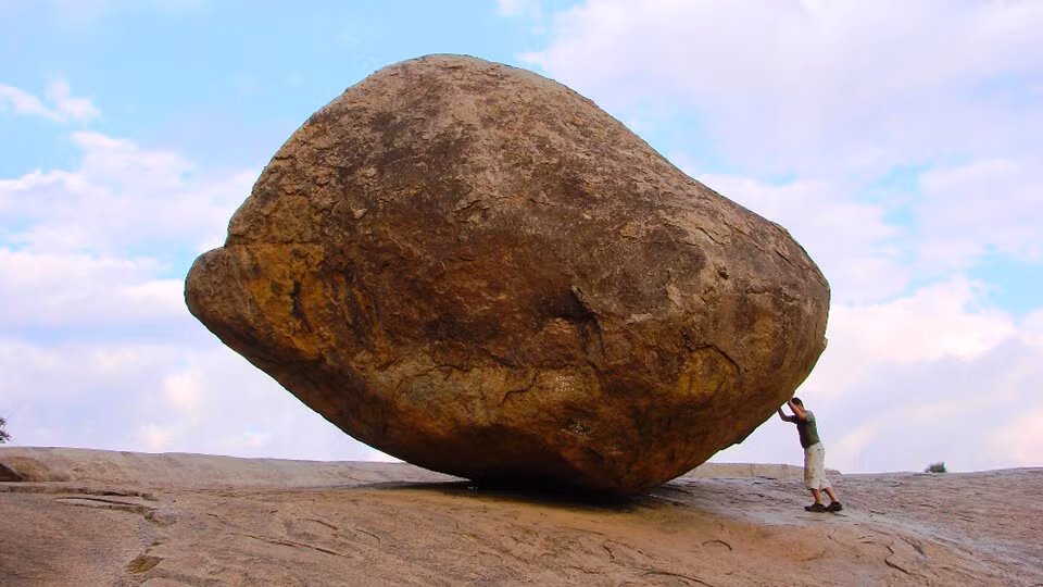 Tảng đá này nặng khoảng 250 tấn, đường kính khoảng 5m. Trải qua nhiều thế kỷ, Krishna’s Butterball chưa từng "nhúc nhích" hay bị lăn xuống phía dưới.