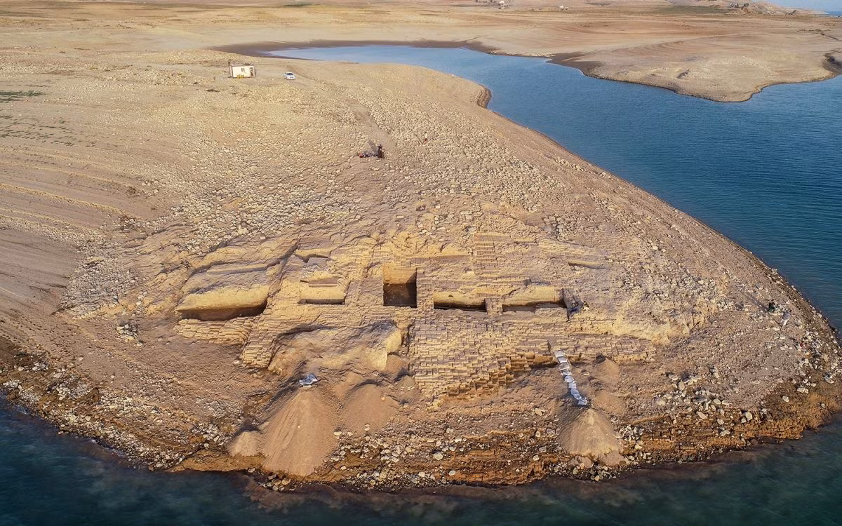 Hạn hán nghiêm trọng làm cạn kiệt nước ở đập Mosul của Iraq. Theo đó, những tàn tích của một thành phố 3.400 năm tuổi biến mất từ lâu bất ngờ lộ diện.