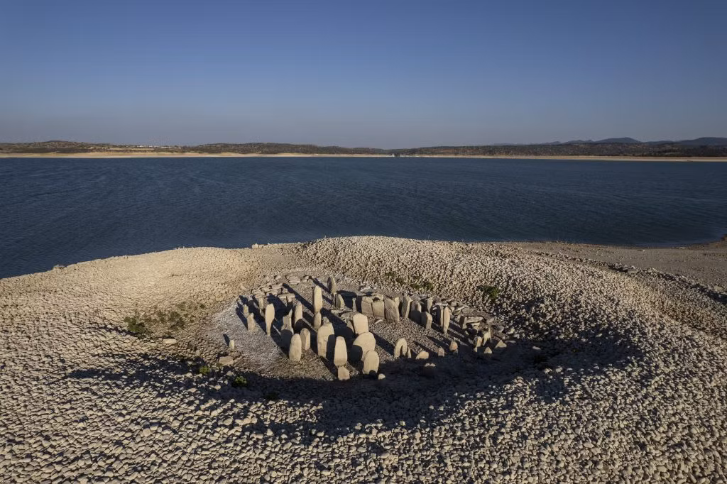 Tình trạng này đã làm lộ ra một bãi đá cổ được giới chuyên gia gọi là "bãi đá Stonhenge của Tây Ban Nha". Kho báu cổ xưa này đã lộ diện 4 lần kể từ năm 1963 đến nay.