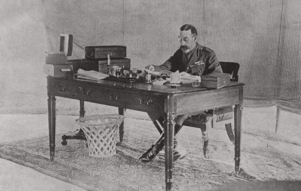 Vua George V (1865 - 1936) của Anh làm việc trong một căn lều dựng ở sân trong khuôn viên cung điện Buckingham. Nước Anh cũng bị tàn phá nghiêm trọng trong Thế chiến 1.