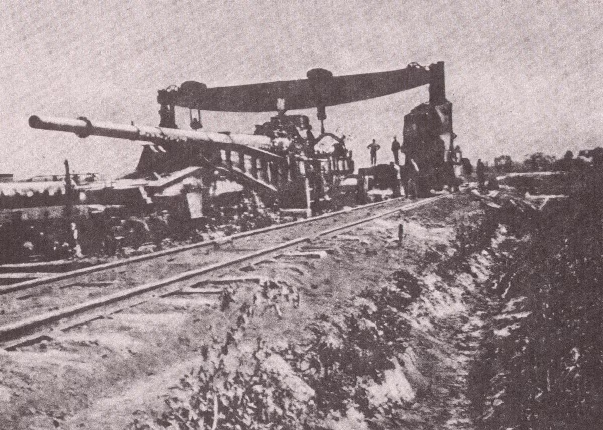Phát xít Đức dự tính sử dụng siêu pháo V3 từ tháng 10/1944. Tuy nhiên, chỉ ba tháng trước khi Đức quốc xã thực hiện kế hoạch này, quân Đồng minh đã mở những cuộc không kích lớn khiến kế hoạch của Hitler "phá sản".