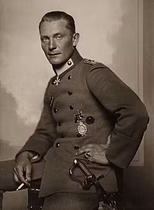 Đến năm 1921, Hermann lần đầu gặp trùm phát xít Hitler. Y bị hấp dẫn bởi tư tưởng, tài ăn nói đầy sức thuyết phục của trùm phát xít về tương lai của nước Đức, muốn đưa quốc gia này trở lại thời kỳ huy hoàng trước khi Thế chiến 1 nổ ra.