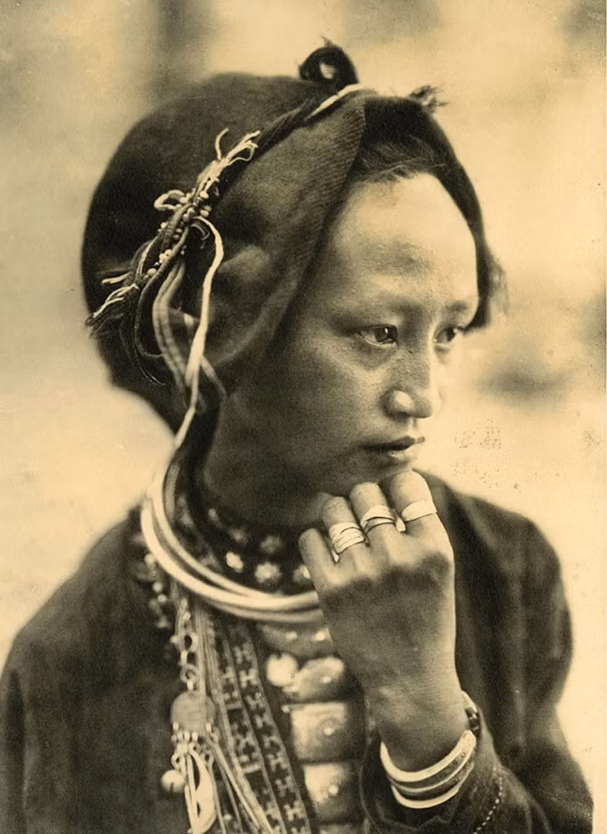 Một phụ nữ người Mán ở bản Pa Kha, tỉnh Sơn La vào khoảng năm 1925. Bức ảnh này được in trên giấy tráng bạc.