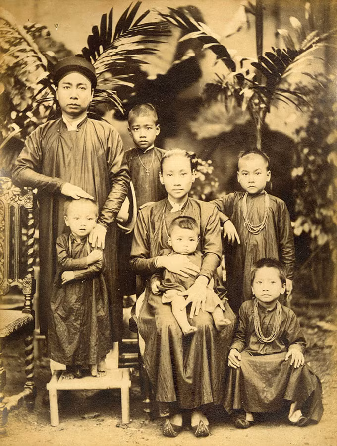 Bức ảnh "Gia đình Việt Nam" do nhiếp ảnh gia Aurélien Pestel chụp vào khoảng năm 1890. Nó được giới thiệu trong chương 4 của cuốn sách "Các hiệu ảnh thương mại (những năm 1880 - 1890)".