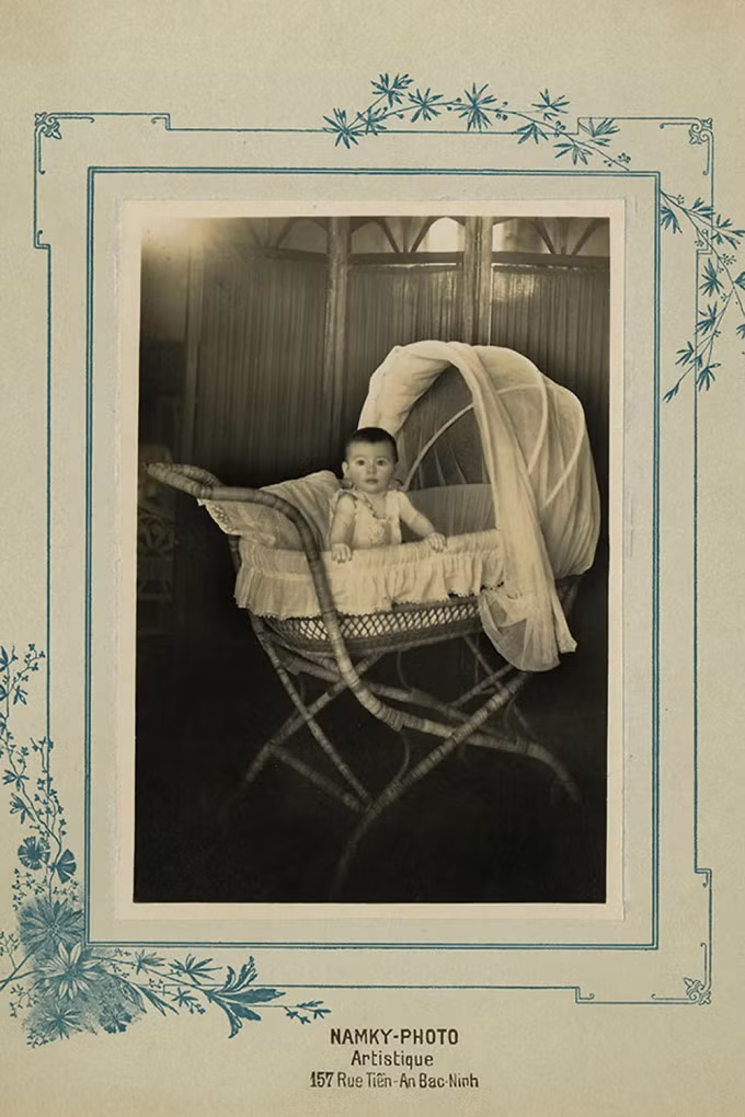 Bức ảnh "Đứa bé trong nôi" do tiệm ảnh "Namky-Photo" (Bắc Ninh) chụp vào khoảng năm 1922.
