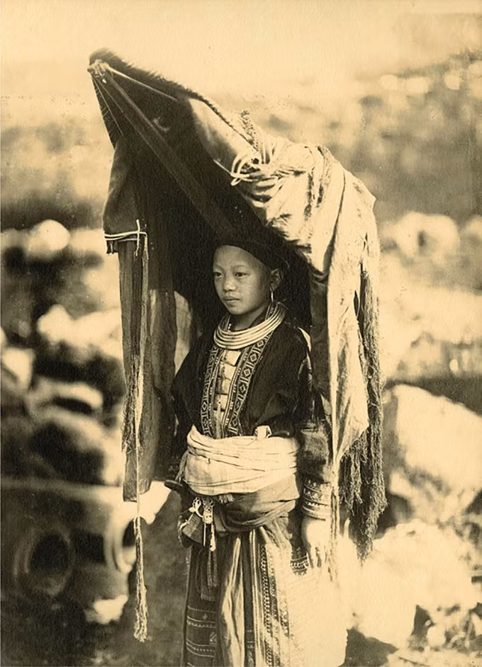 Ảnh chụp một phụ nữ có chồng người Mán ở Lào Cai vào khoảng năm 1925.