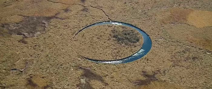 Nằm giữa vùng đầm lầy ngập nước thuộc sông Parana, Argentina, đảo El Ojo hay còn gọi "đảo con mắt" có nhiều điểm khác biệt so với những hòn đảo khác trên thế giới.