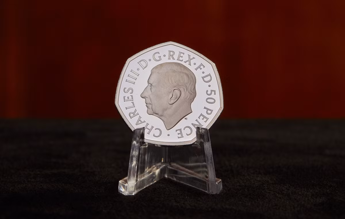Bà Anne Jessopp, giám đốc điều hành Royal Mint, cho biết các đồng xu thường tồn tại khoảng 20 năm. Vì vậy, các đồng xu in chân dung Nữ hoàng Elizabeth II và Vua Charles III sẽ cùng lưu hành trong nhiều năm tới.