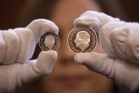 Câu hỏi này đã được các chuyên gia giải mã. Việc vua Charles III không đội vương miện xuất phát từ truyền thống của Hoàng gia Anh. Cụ thể, nếu hình in trên đồng tiền xu là Nữ hoàng thì người đứng đầu Hoàng gia Anh sẽ đội vương miện. Ngược lại, nếu là Vua Anh thì đồng xu sẽ in hình nhà vua không đội vương miện.