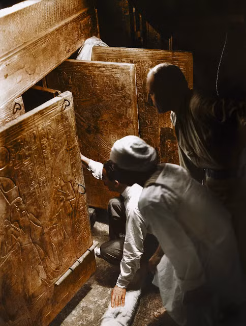 Các chuyên gia kiểm tra những hình vẽ, chữ tượng hình trong lăng mộ của pharaoh Tutankhamun để giải mã cách chôn cất vua chúa Ai Cập thời xưa.