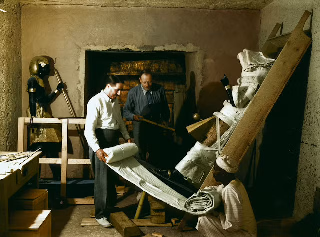 Howard Carter (bên trái ảnh) cùng hai đồng nghiệp dùng vải cẩn thận bọc một bức tượng trước khi mang ra ngoài.