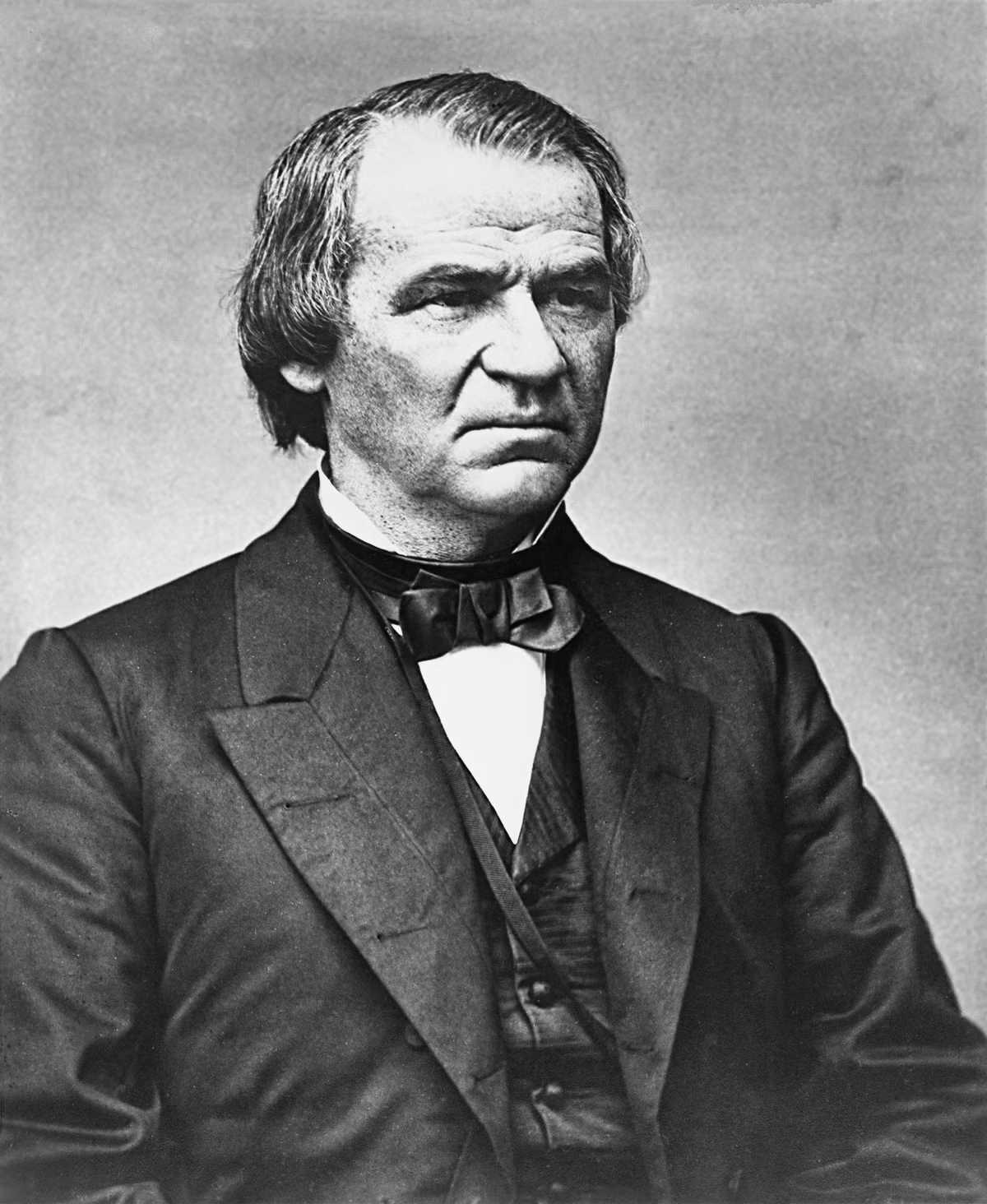Phó Tổng thống Andrew Johnson trở thành Tổng thống Mỹ sau khi ông Abraham Lincoln bị ám sát và qua đời năm 1865. Theo đó, Tổng thống thứ 17 của Mỹ dẫn dắt đất nước từ năm 1865 - 1867.