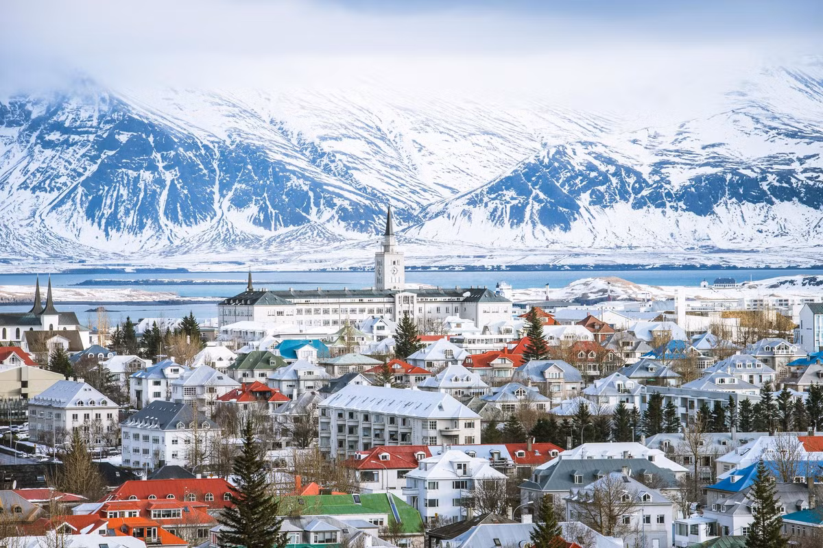 Vào tháng 6 hàng năm, Mặt trời không bao giờ lặn ở Iceland. Đảo Grimsey trong vòng Bắc Cực và thành phố Akureyri là những địa điểm lý tưởng nhất để ngắm Mặt trời lúc nửa đêm.