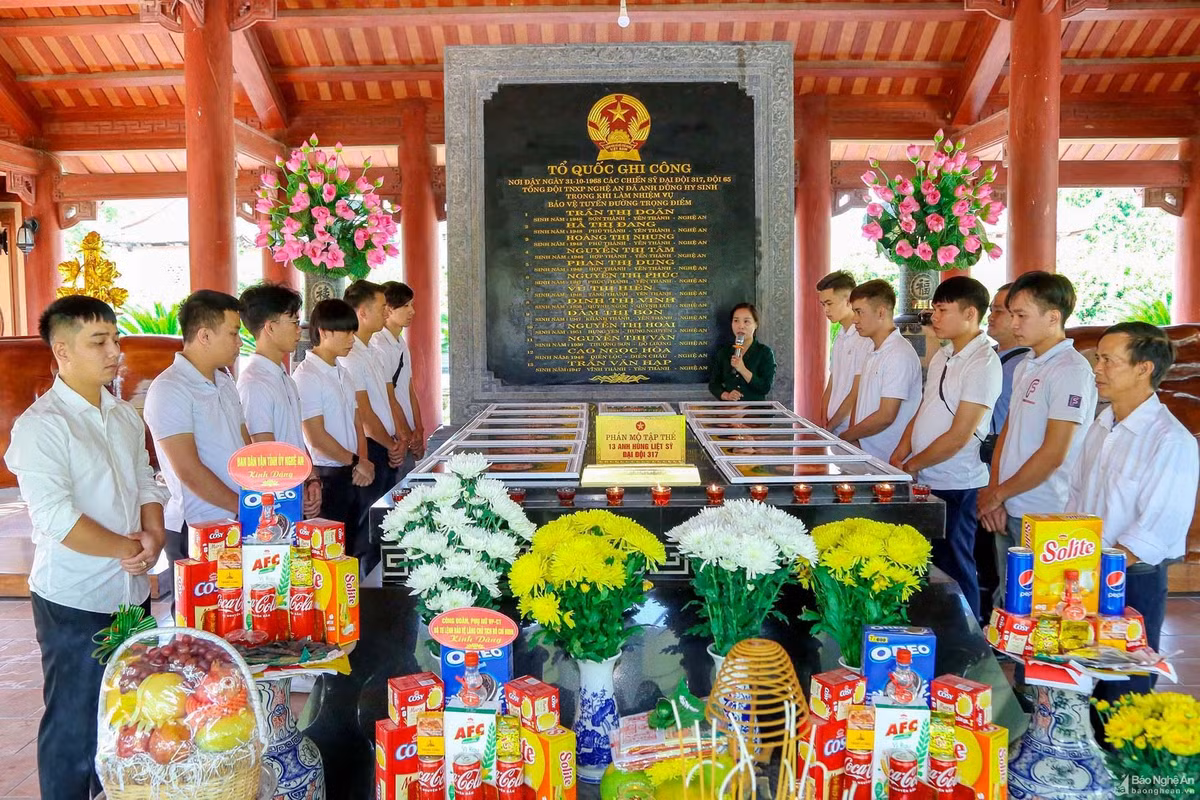 Nhom ban tre phuc dung chan dung 13 Anh hung, liet si Truong Bon-Hinh-2