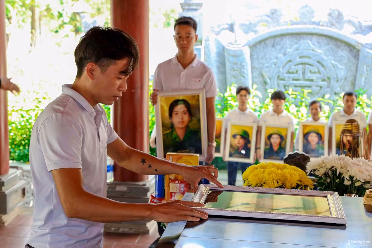 Nhom ban tre phuc dung chan dung 13 Anh hung, liet si Truong Bon-Hinh-3