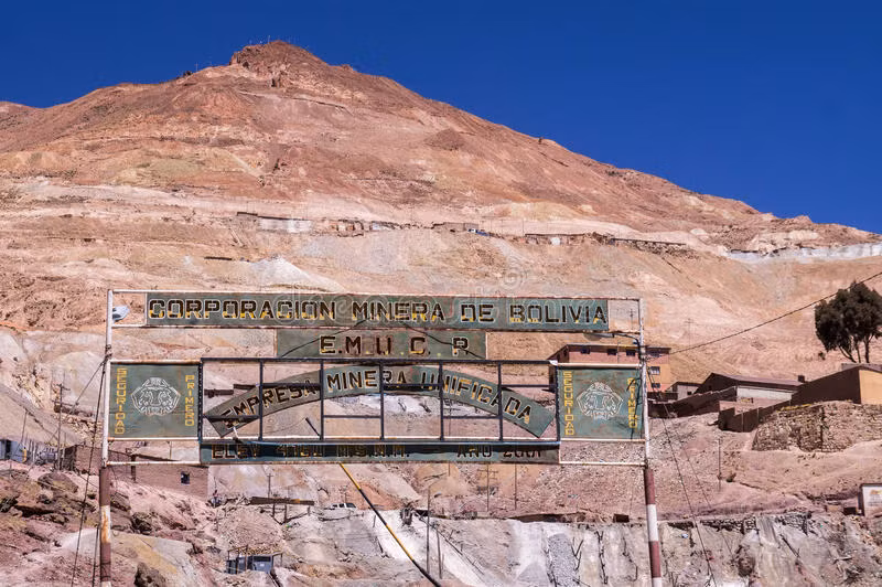 Người Tây Ban Nha từng đặt cho Cerro Rico cái tên "ngọn núi giàu có" ám chỉ lượng quặng bạc khổng lồ ở đây lên tới hơn 56.000 tấn. Điều này khiến nhiều người cứ ngỡ ngọn núi Cerro Rico toàn là bạc.