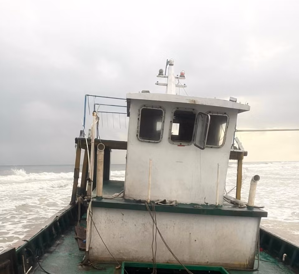 Cận cảnh tàu “lạ” trôi dạt vào bờ biển miền Trung - Hình 2 Can canh tau “la” troi dat vao bo bien mien Trung-Hinh-2