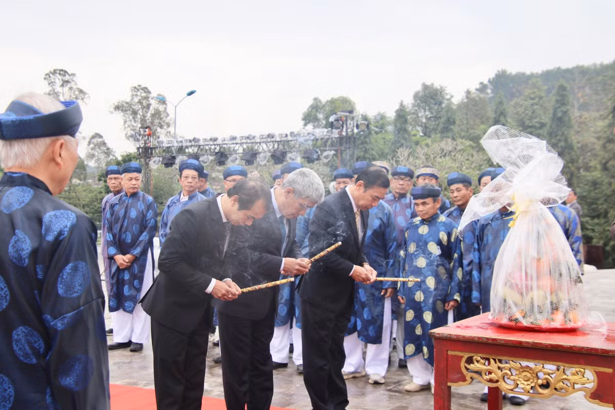 Trước đó, sáng cùng ngày, tại tượng đài Hoàng đế Quang Trung, UBND TP Huế đã tổ chức lễ dâng hương kỷ niệm 235 năm Nguyễn Huệ lên ngôi Hoàng đế và xuất binh đại phá quân Thanh.