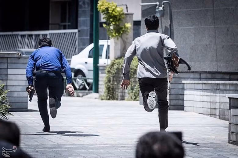 An ninh Iran tiếp cận tòa nhà Quốc hội. Ảnh: Tasnim News Agency