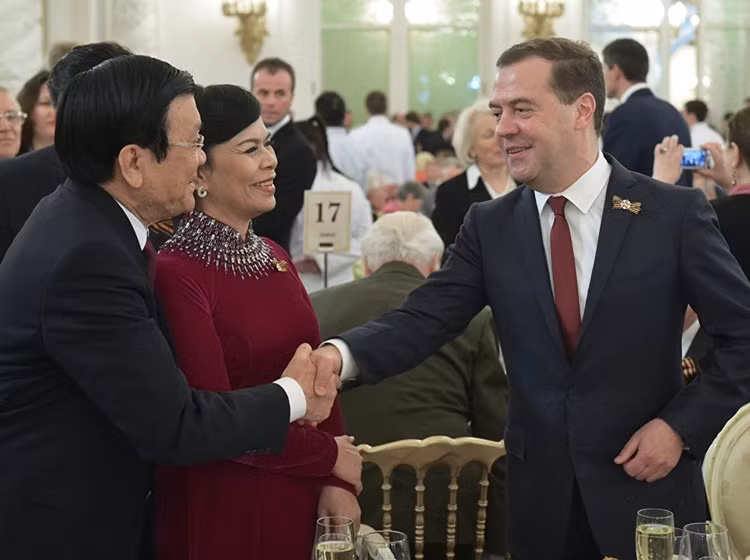 Thủ tướng Nga Dmitri Medvedev nhân danh Tổng thống Putin đón tiếp Chủ tịch nước Trương Tấn Sang và phu nhân.