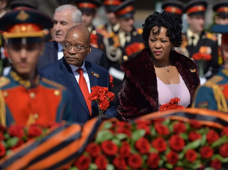 Tổng thống CH Nam Phi Jacob Zuma và phu nhân trong nghi lễ đặt hoa tại Mộ Chiến sĩ Vô danh trong Vườn Alexandrov.