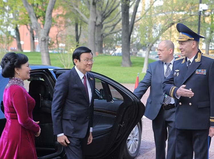 Tư lệnh quân quản Kremlin Sergei Khlebnikov (phải) đón tiếp Chủ tịch nước Trương Tấn Sang, theo nghi lễ đón lãnh đạo các phái đoàn nước ngoài và khách mời tại Điện Kremlin.