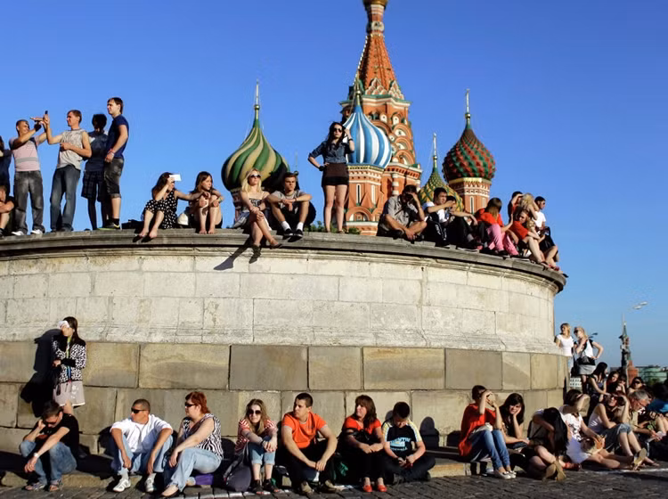 Cư dân Moscow thưởng thức Ngày nước Nga đầy ánh nắng trên Quảng trường Đỏ.