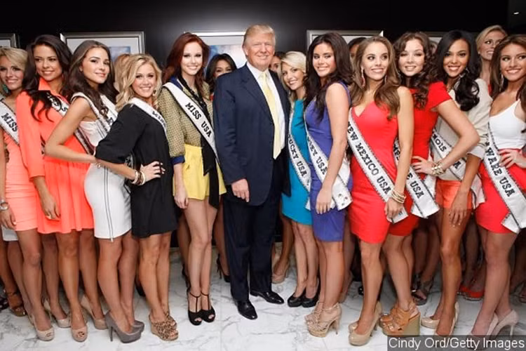 Ông trùm hoa hậu Donald Trump tít mắt giữa một rừng người đẹp. Ảnh AceShowbiz