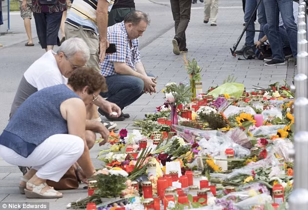 Tưởng nhớ những người đã chết tại Trung tâm mua sắm Olympia (Munich), nơi công dân Đức gốc Iran Ali David Sonboly đã nổ súng bắn chết 9 người.