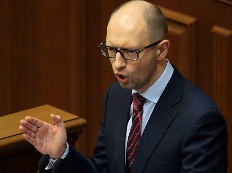 Thủ tướng Arseniy Yatsenyuk bênh vực nhóm chiến binh cực hữu dùng súng máy, lựu đạn tấn công cảnh sát Ukraine.