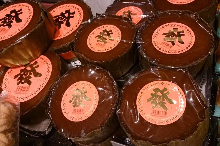 1.Bánh tổ (Nian Gao): Vào những ngày Tết Nguyên đán, trong mâm cỗ truyền thống của người Trung Quốc không bao giờ thiếu món bánh tổ. Đây là loại bánh được làm từ gạo nếp loại tốt, dẻo và thơm, đường bát được “thắng” kỹ, loại bỏ hết tạp chất và bỏ ít gừng tươi để tạo hương vị. 2. 