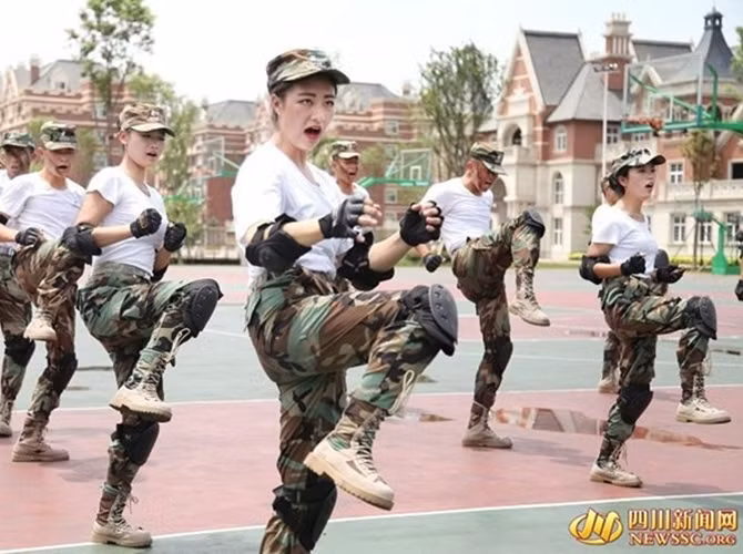 Nhóm nữ tiếp viên mặc quần rằn ri, áo phông trong một buổi tập võ thuật.