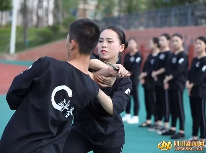 Học viên tập xử lý tình huống phần tử khủng bố tấn công bằng dao.