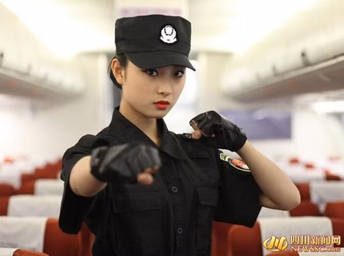 Các hãng hàng không Trung Quốc ngày càng quan tâm tới khả năng phòng vệ của tiếp viên hàng không trong bối cảnh nhiều sự cố xảy ra trên máy bay do hành vi bạo lực của hành khách.