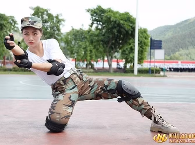 Mọi tiếp viên hàng không tương lai của trường đều tập Vịnh Xuân Quyền.