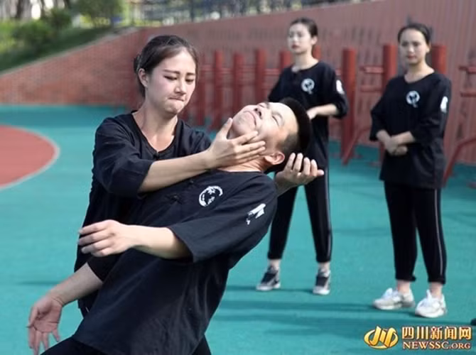 Đòn quật ngã đối thủ bằng tay.