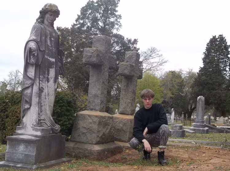 Dylann Roof hay viếng thăm nghĩa địa, công khai ủng hộ chủ nghĩa phân biệt chủng tộc và từng nói "muốn bắt đầu một cuộc nội chiến nữa".