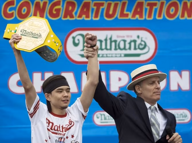MC George Shea tuyên bố Matt Stonie là nhà vô địch mới.