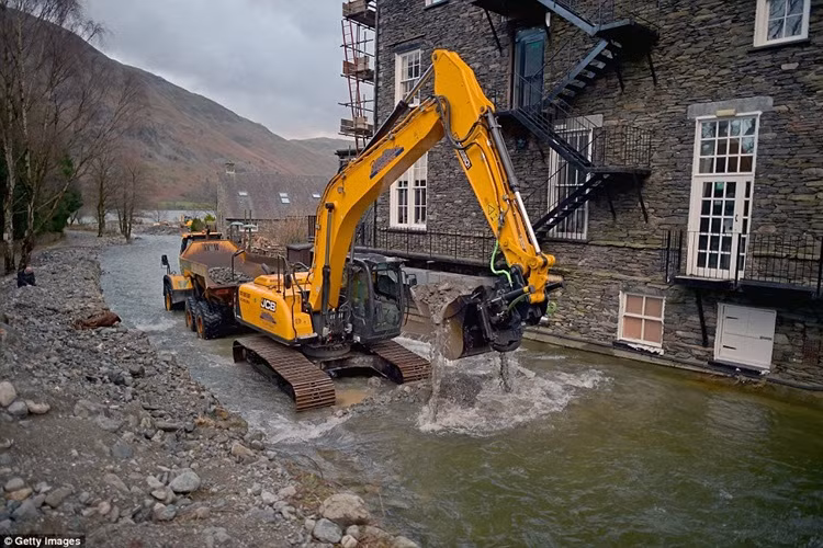 Bất chấp thời tiết ấm áp, cư dân ở Glenridding vẫn "trồng" cây thông Noel bên sông, với hy vọng mùa đông trở lại.