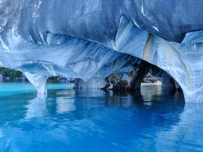 4. Hang Cẩm thạch, Chile-Argentina Hang Cẩm thạch ở Patagonia là một tập hợp các hang động, các cột đá và đường hầm bằng đá cẩm thạch nguyên khối Khi ánh sáng mặt trời chiếu vào, hang Cẩm thạch tỏa sáng rực rỡ cùng với biển xanh lấp lánh và tạo ra một cảnh sắc không thể nào quên.