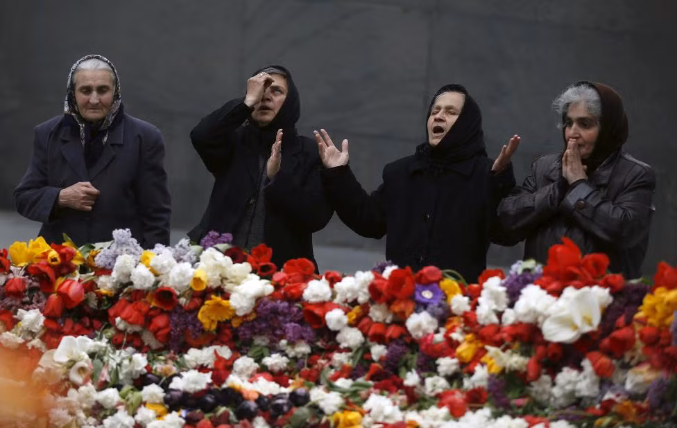 Cầu nguyện và than khóc tại Đài tưởng niệm Tsitsernakaberd Armenian ở n Yerevan ngày 21/4/2015.