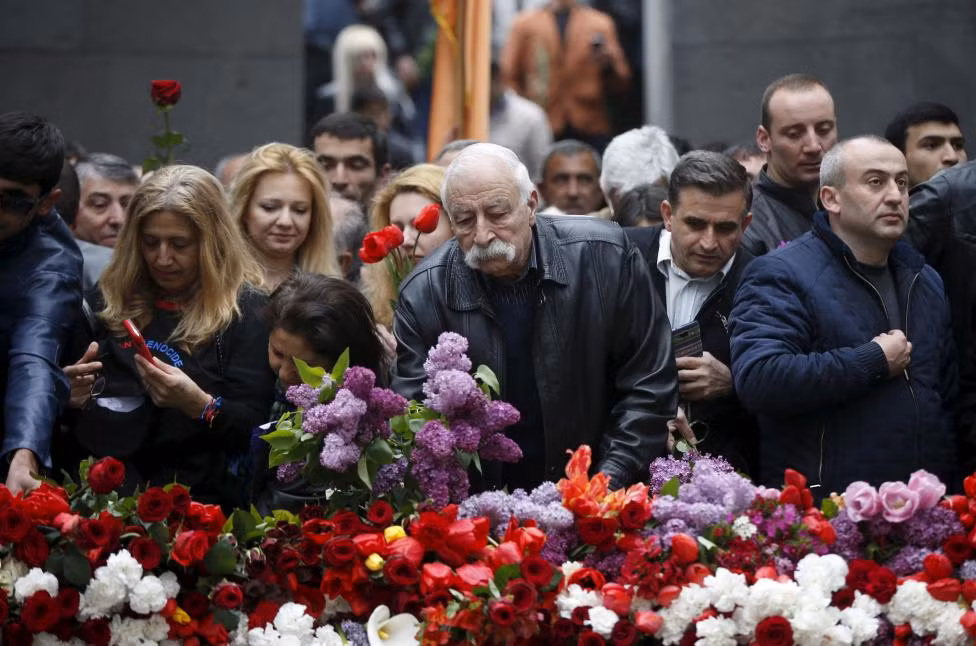Người Armenia tham dự lễ tưởng niệm những người đã khuất trong "Cuộc tàn sát người Armenia" tại Đài tưởng niệm Tsitsernakaberd ở Yerevan ngày 24/4/2015.