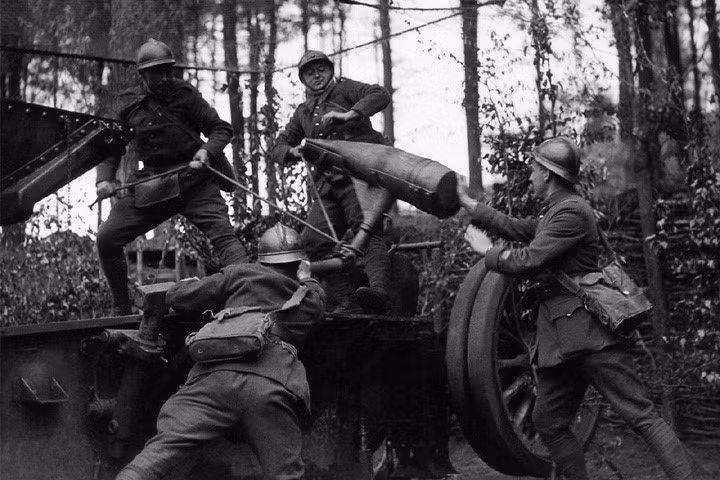 Binh sĩ Pháp nạp đạn cho pháo trong một khu rừng ở mặt trận phía tây vào ngày 29/5/1940. Quả đạn này sẽ bắn về khu vực mà Đức chiếm đóng. Ảnh: Bộ Quốc phòng Đức