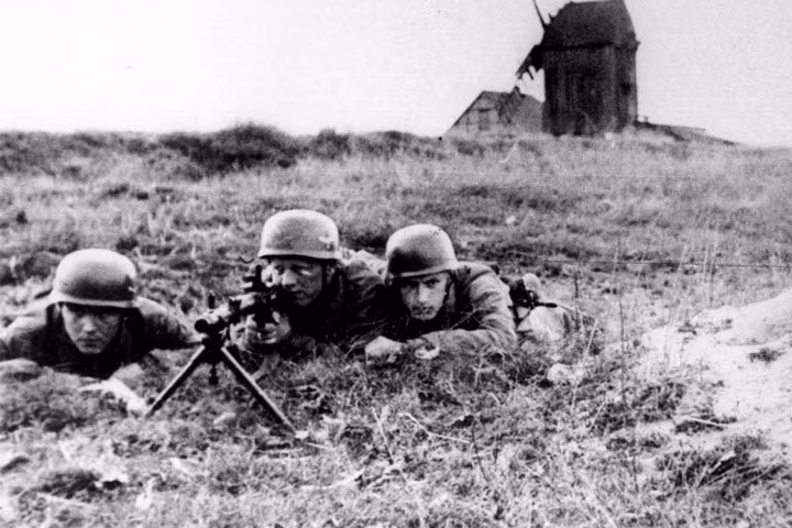 Lính dù Đức tại một chốt súng máy ở Hà Lan vào ngày 2/6/1940. Ảnh thu được từ máy ảnh của một tù binh Đức. Ảnh: Bộ Quốc phòng Đức