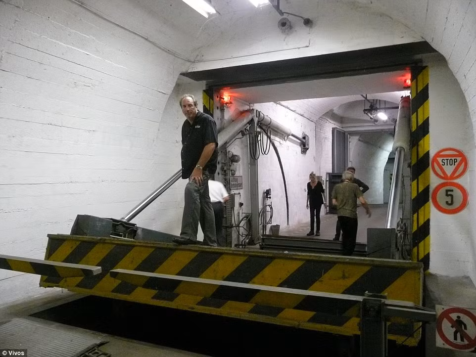 Trước đó, hãng Vivos đã hoàn thành một tổ hợp hầm ngầm tương tự ở bang Indiana (Mỹ), với giá tạm trú 35.000 USD đối với một người lớn tuổi và 25.000 USD cho mỗi trẻ em. Trong ảnh: CEO Robert Vicino đứng trên một cửa thép chống được các vụ nổ của tổ hợp hầm ngầm Rothenstein, CHLB Đức.